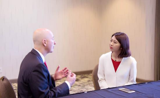 内布拉斯加州州长彼得-雷克兹接受新浪财经特派员许偲嘉采访（摄影师：王榕浩）