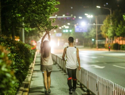 夜跑者众多，催生了陪跑员这一行业。 资料图