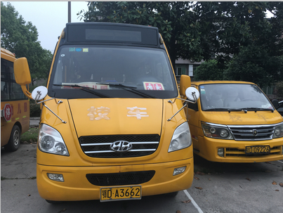 牛先生举报的鄂DA3662校车，幼儿园一直在使用。王阳 摄