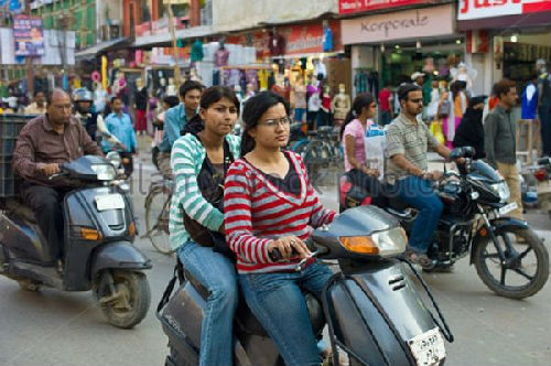 　　印度2016年成为全球最大摩托车市场。图为两名印度女孩骑着摩托车行驶在北部城市瓦拉纳西的街道上。（美国雅虎新闻网站）