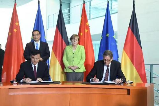 　　6月1日，在国务院总理李克强和德国总理默克尔的共同见证下，大众汽车集团与简称江淮汽车于德国柏林正式签署合资企业协议