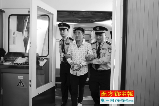 民警将重大犯罪嫌疑人宋密秋押下飞机。公安部供图