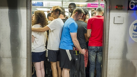 资料图：美国纽约地铁上的乘客。来源：东方IC
