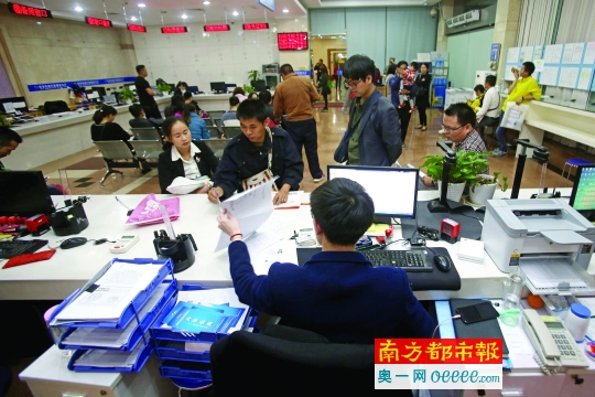 　　深圳市小一学位紧张的压力依然存在。图为3月27日晚11点，布吉街道行政服务大厅，前来办理房屋租赁合同的市民络绎不绝。&nbsp;南方日报供图