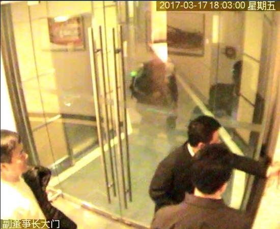 均瑶集团大楼内部监控视频截图1（接近均瑶人士称白衫男子为华豚企业董事长顾颉）