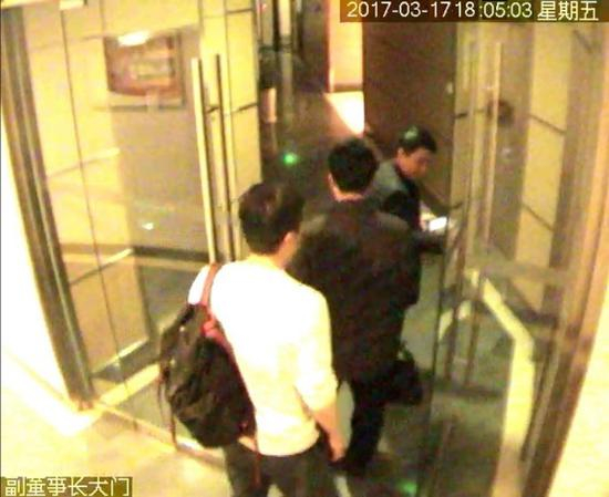 均瑶集团大楼内部监控视频截图2（接近均瑶人士称白衫男子为华豚企业董事长顾颉）
