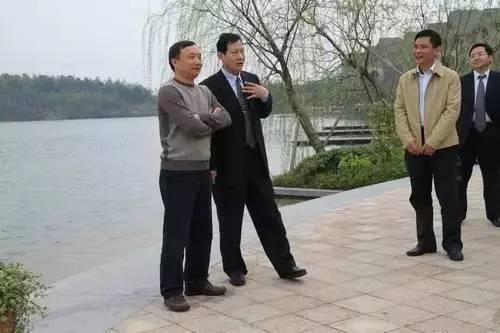 （黄伟，左一）