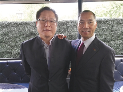 葛长忠（左）与郭文贵（右）合影。本版图片/警方供图