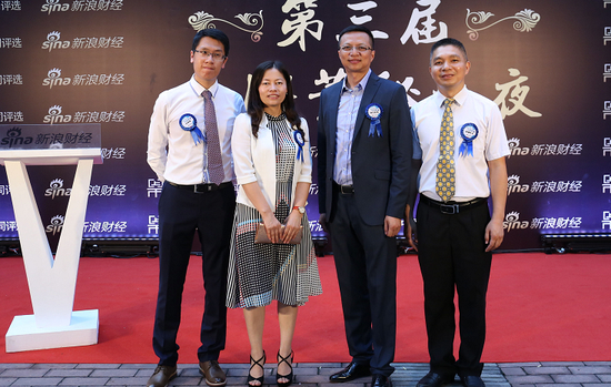 杨峰与获奖董秘柏志伟石瑜邓涛颁奖合影