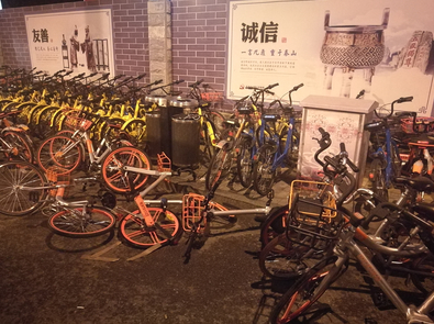 7月22日，北京西局地铁站附近共享单车挤占便道。 刘嘉 摄