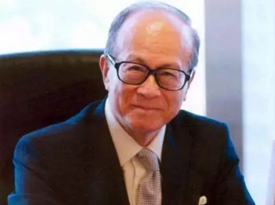 　　李嘉诚的商业王国从塑料制造扩展到零售、能源、地产、电信、互联网和生物技术领域，从香港本土辐射至中国内地、欧洲、美国，他所遵从的只是一个生意人最基本的投资逻辑。