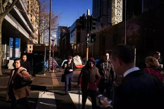 ▲马丁广场“帐篷城”（图片来源：英国《卫报》）