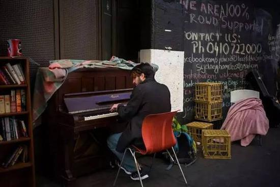 ▲马丁广场“帐篷城”（图片来源：英国《卫报》）