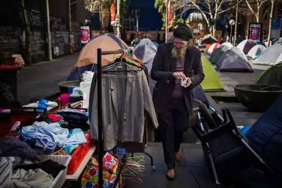 ▲马丁广场“帐篷城”（图片来源：英国《卫报》）