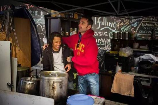 ▲马丁广场“帐篷城”（图片来源：英国《卫报》）