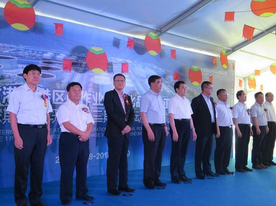 潍坊市副市长王树华先生（左四）、潍坊滨海经济技术开发区管委会主任张恒道先生（左五）、龙翔集团董事局主席吴惠民先生（左三）、森达美集团物流事业部常务董事、总裁李志添先生（左六）