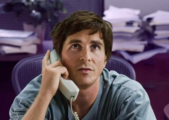 Michael Burry，电影《大空头》角色，他的衣着有些非主流。