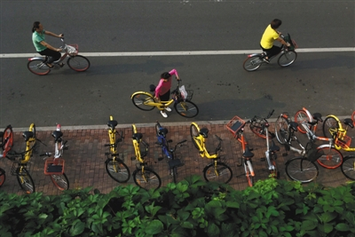 2017年8月14日，知春路，市民在停放使用的共享单车。新京报记者 浦峰 摄