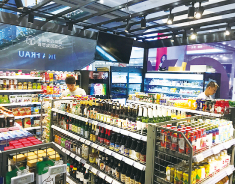 消费者在位于居然之家馆内的EAT BOX无人便利店选购商品。罗聪冉 摄