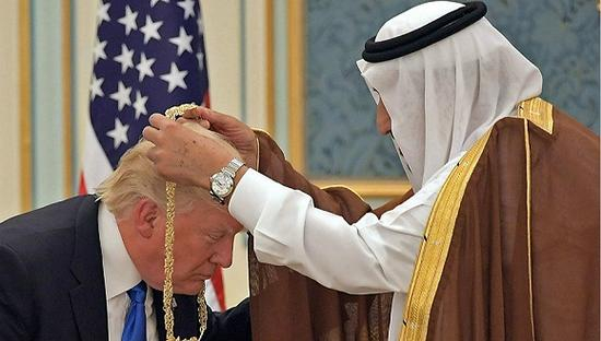 　　2017年5月20日，特朗普访问沙特，在欢迎仪式上，特朗普被授予阿卜杜拉·阿齐兹勋章 图片来源：视觉中国