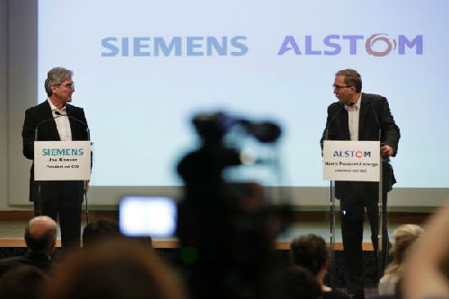 　　西门子总裁兼CEO乔·克泽尔（左）和阿尔斯通CEO亨利·普帕尔-拉法热27日在巴黎出席记者会，宣布两家公司合并铁路业务部门。（法新社）