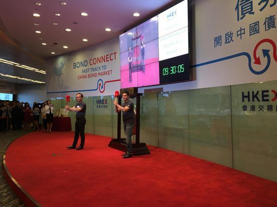 图中左一为众安在线董事长欧亚平