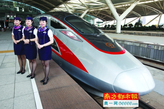 列车乘务人员正在迎接乘客。9月29日中午12点23分，一列“复兴号”动车组从广州南站开往深圳北站。南都记者&nbsp;赵炎雄&nbsp;摄　