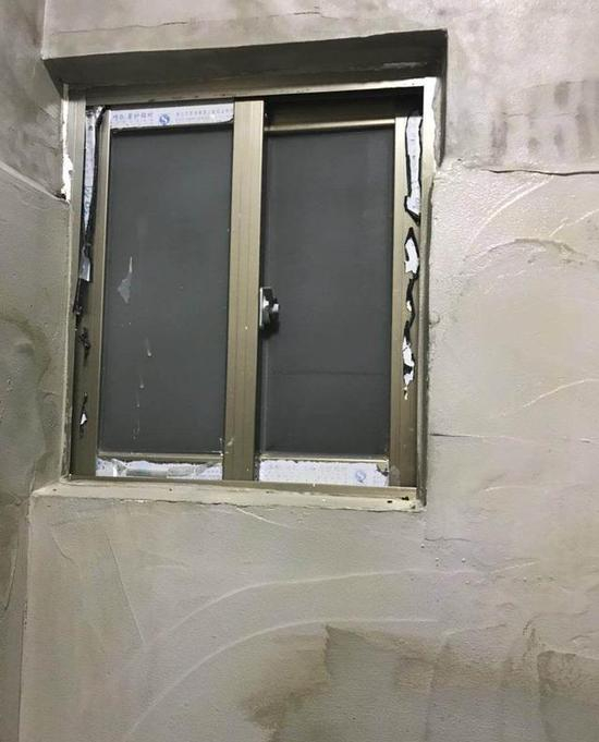 酒店房间的实际情况与网上的宣传图片差别很大。 受访者供图