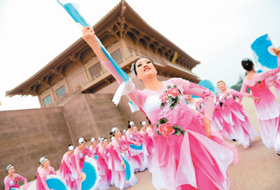 　　9月30日，广场舞爱好者在比赛前的热身。当日，2017西安市广场舞大赛在西安大明宫国家遗址公园拉开帷幕。新华社记者 李一博摄