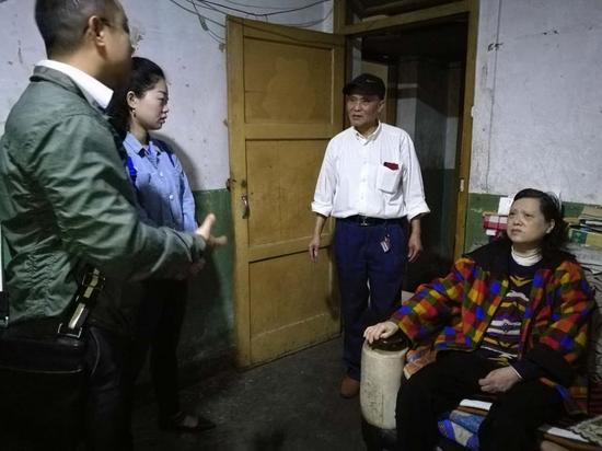 图为服务小组上门慰问特困户沈有明一家。