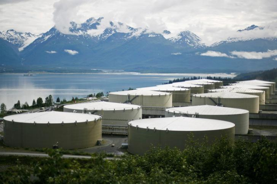 资料图片：2008年8月，美国阿拉斯加州Valdez的储油设施。REUTERS/Lucas Jackson