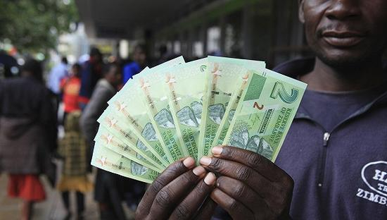 去年11月，津巴布韦银行正式发行债券货币。图片来源：东方IC