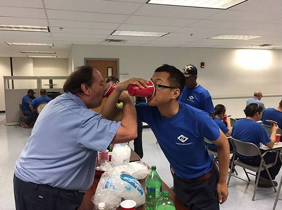 9月1日，福耀员工在答谢活动。