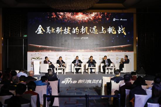 图为圆桌论坛环节嘉宾正在交流各自观点。