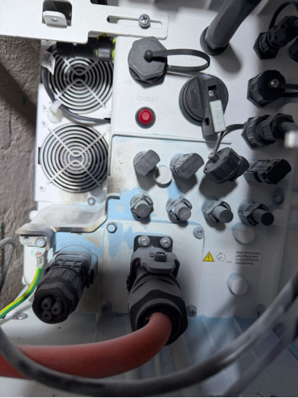 （蓝色残留物是灭火器粉末，变黑之处显示了火焰喷出的位置。图片来源：SolarQuotes）