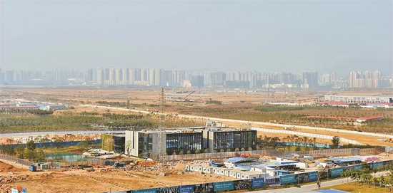 &nbsp;2013年12月5日，前海合作区建设工地大型机械正在作业。 本版摄影：深圳商报记者钟华登