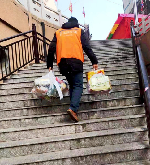　配送人员疫情期间坚守抗疫一线