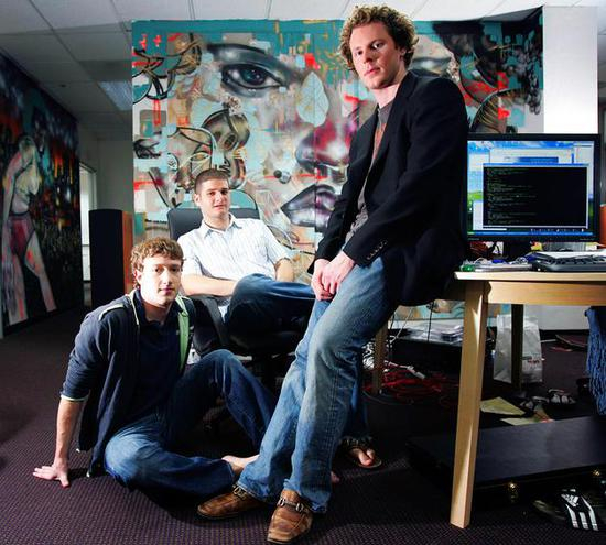 2005年5月，扎克伯格（左）、莫斯科维茨（中）和帕克（右）在Facebook的办公室