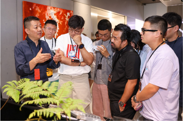 瑞声科技高级技术副总裁 张松（左一）