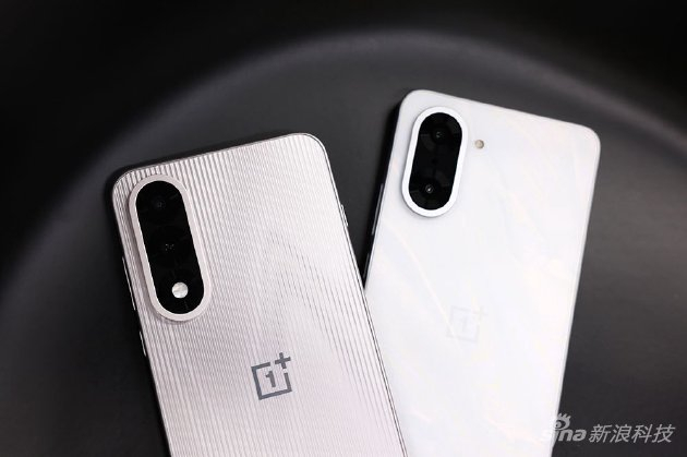 一加Ace 5至尊版（左）一加Ace 5竞速（右）