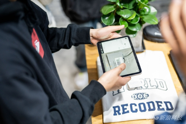 店员使用iPad扫码查看库存