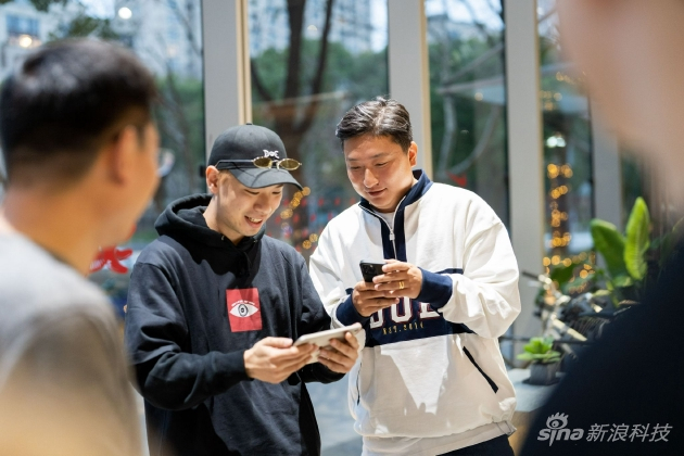 DOE创始人Terry Zhu（右）演示自家会员系统