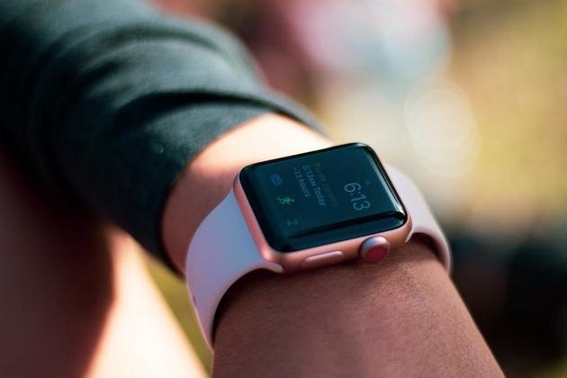 苹果watchOS 9.4将重新校准44mm Apple Watch 6的电池容量_手机新浪网