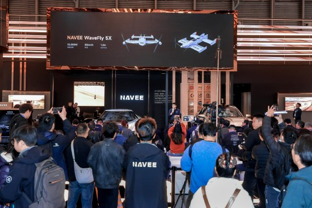 （坦途科技NAVEE发布会现场人气爆棚，众多观众驻足围观新品首发）