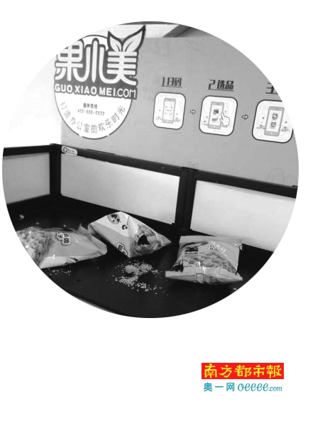 果小美货架上的零食遭老鼠光顾