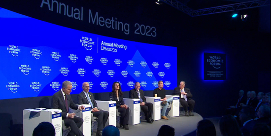 达沃斯论坛现场的穆罕默德·贾丹（左二） 图片来源：视频截图