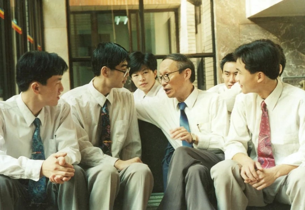 担任校长期间经常深入学生中关心他们的学习与生活，图为1995年与学生在一起。