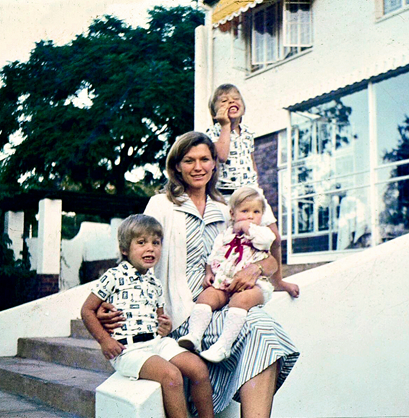 1976 年，28 岁的梅耶和儿子埃隆、金博尔，女儿托斯卡