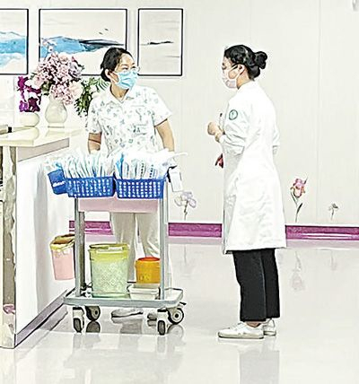 天津市肿瘤医院日间病房护士在转运医疗物资。 　　本报记者 龚相娟摄