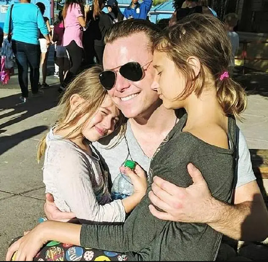 （鲍勃李的两个女儿失去了父亲）